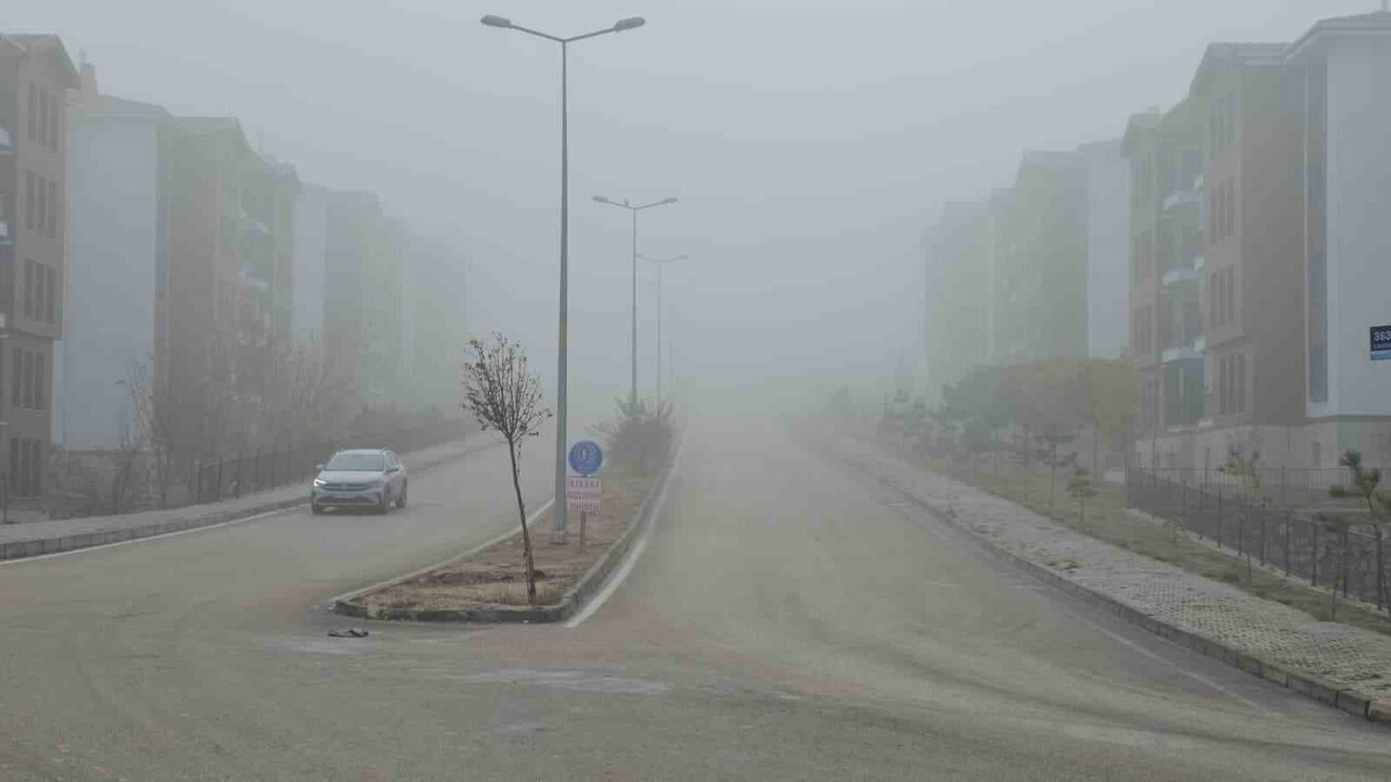 ELAZIĞ’DA YOĞUN SİS, BİR MAHALLE ADETA KAYBOLDU