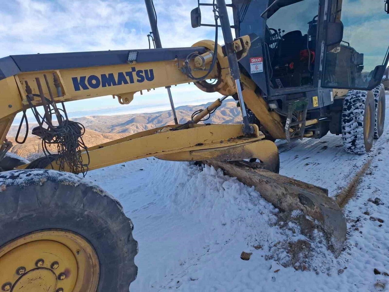ELAZIĞ’DA YÜKSEK KESİMLERİNDE MEVSİMİN İLK KARI YAĞARKEN, İL ÖZEL İDARESİ KARLA MÜCADELE SEZONUNU...
