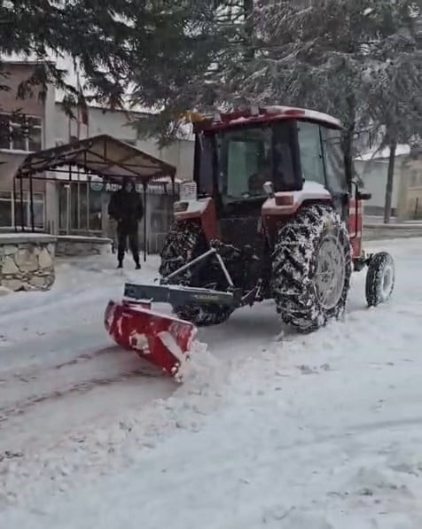 ELAZIĞ’IN AĞIN İLÇESİNDE BAZI DUYARLI VATANDAŞ, TRAKTÖR İLE YOLLARI TEMİZLEYEREK EKİPLERE DESTEK...
