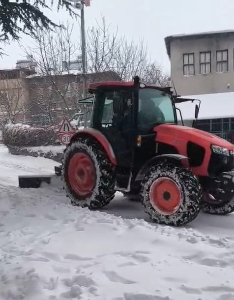 ELAZIĞ’IN AĞIN İLÇESİNDE BAZI DUYARLI VATANDAŞ, TRAKTÖR İLE YOLLARI TEMİZLEYEREK EKİPLERE DESTEK...
