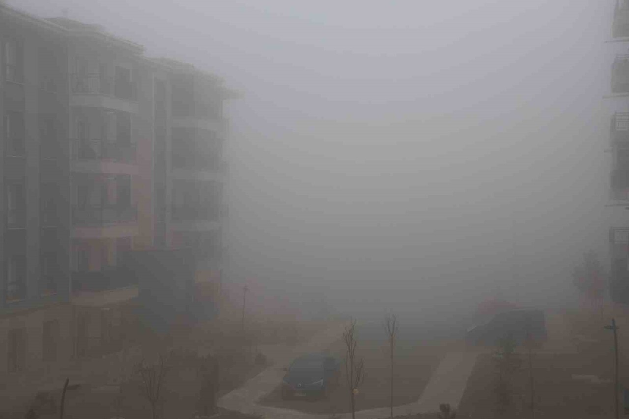 ELAZIĞ’IN YÜKSEK KESİMLERİNDE SİS ETKİLİ OLURKEN, GÖRÜŞ MESAFESİ YER YER 3 METREYE KADAR...