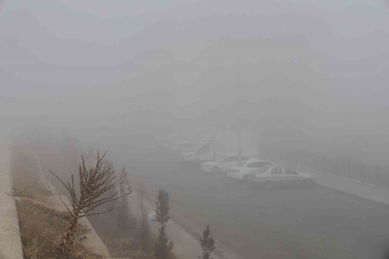 ELAZIĞ’IN YÜKSEK KESİMLERİNDE SİS ETKİLİ OLURKEN, GÖRÜŞ MESAFESİ YER YER 3 METREYE KADAR...