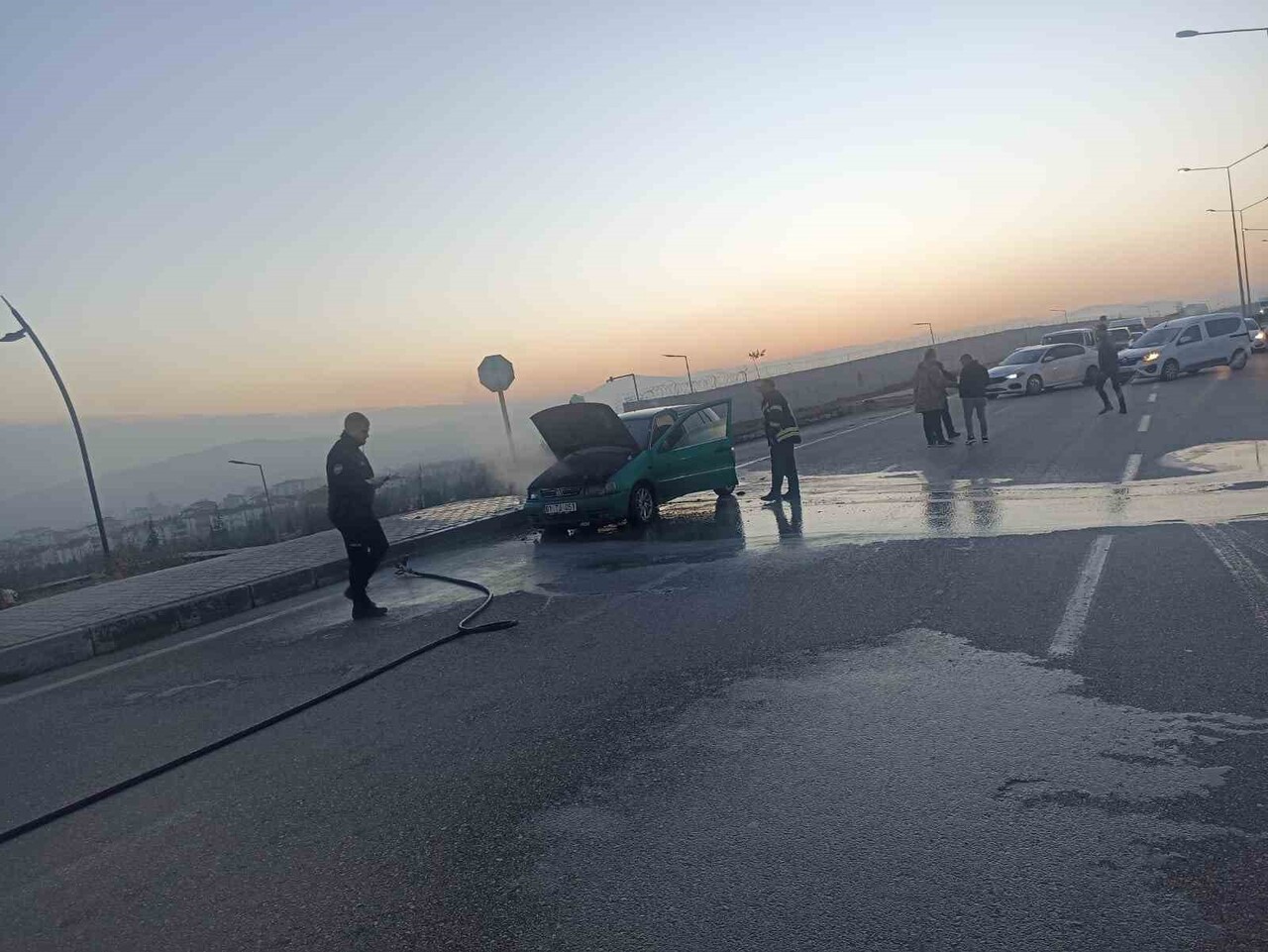 ELAZIĞ KIRKLAR MAHALLESİ’NDE SEYİR HALİNDEKİ BİR ARAÇ BİLİNMEYEN NEDENLE ALEV ALARAK...