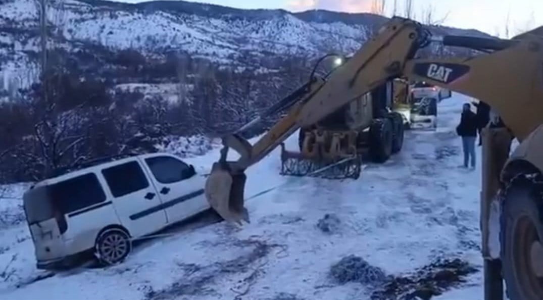 ELAZIĞDA MAHSUR KALAN ARAÇ KURTARILDI