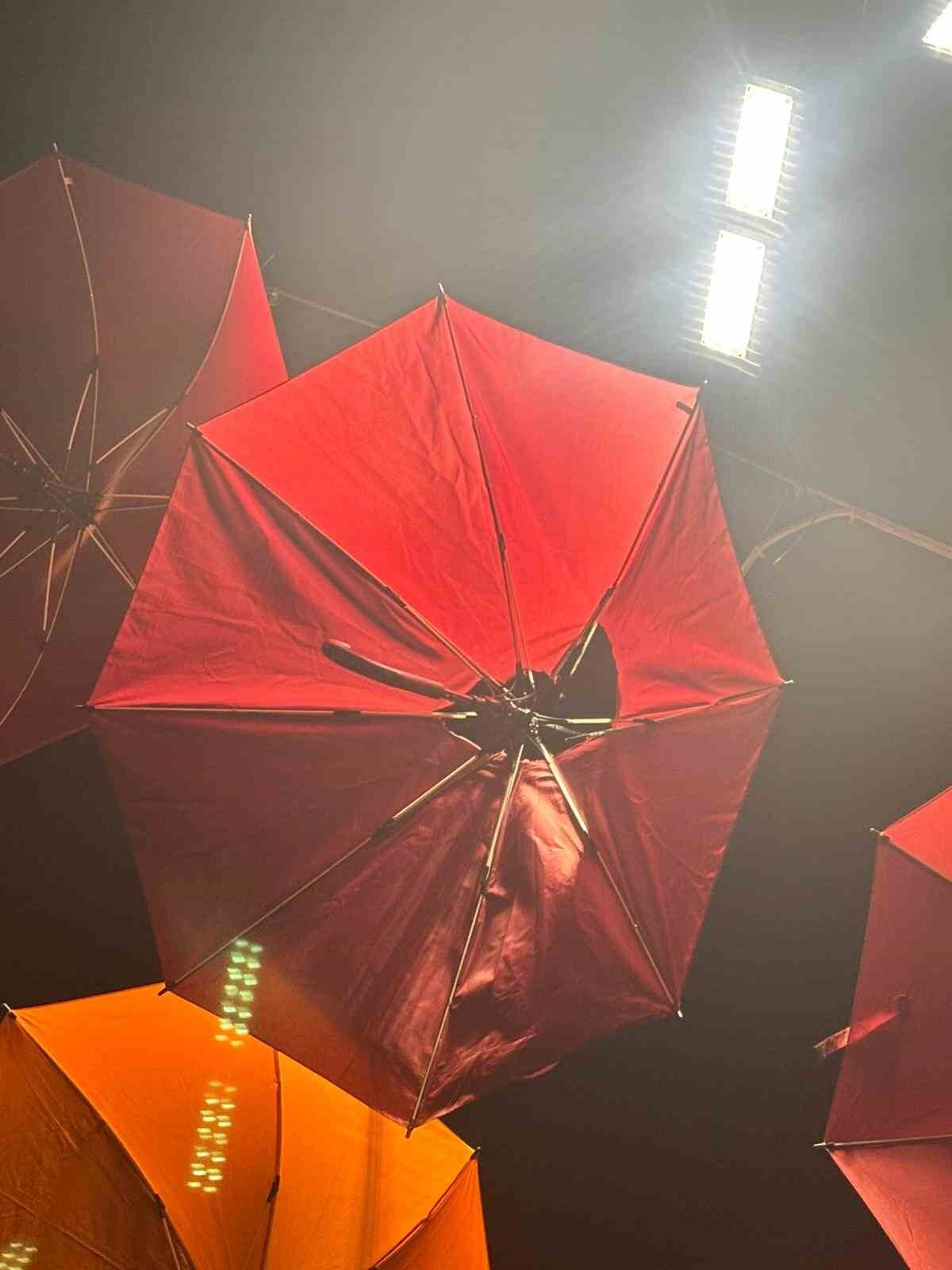 ELEKTRİK KAÇAĞI ŞEMSİYEYİ YAKTI