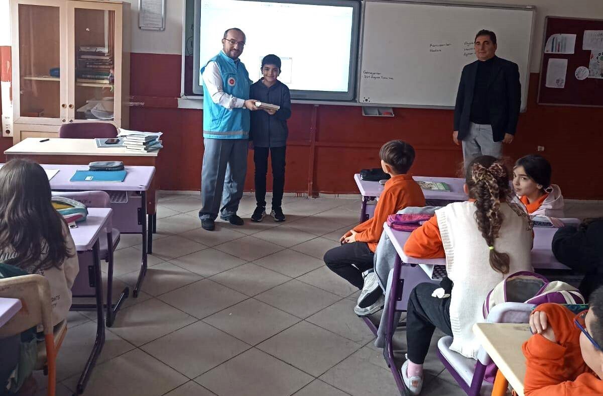 EMET İLÇE MÜFTÜLÜĞÜ TARAFINDAN EMET İLÇESİNDEKİ ASHAPOĞLU ORTAOKULU ÖĞRENCİLERİNE KUR'AN-I KERİM...