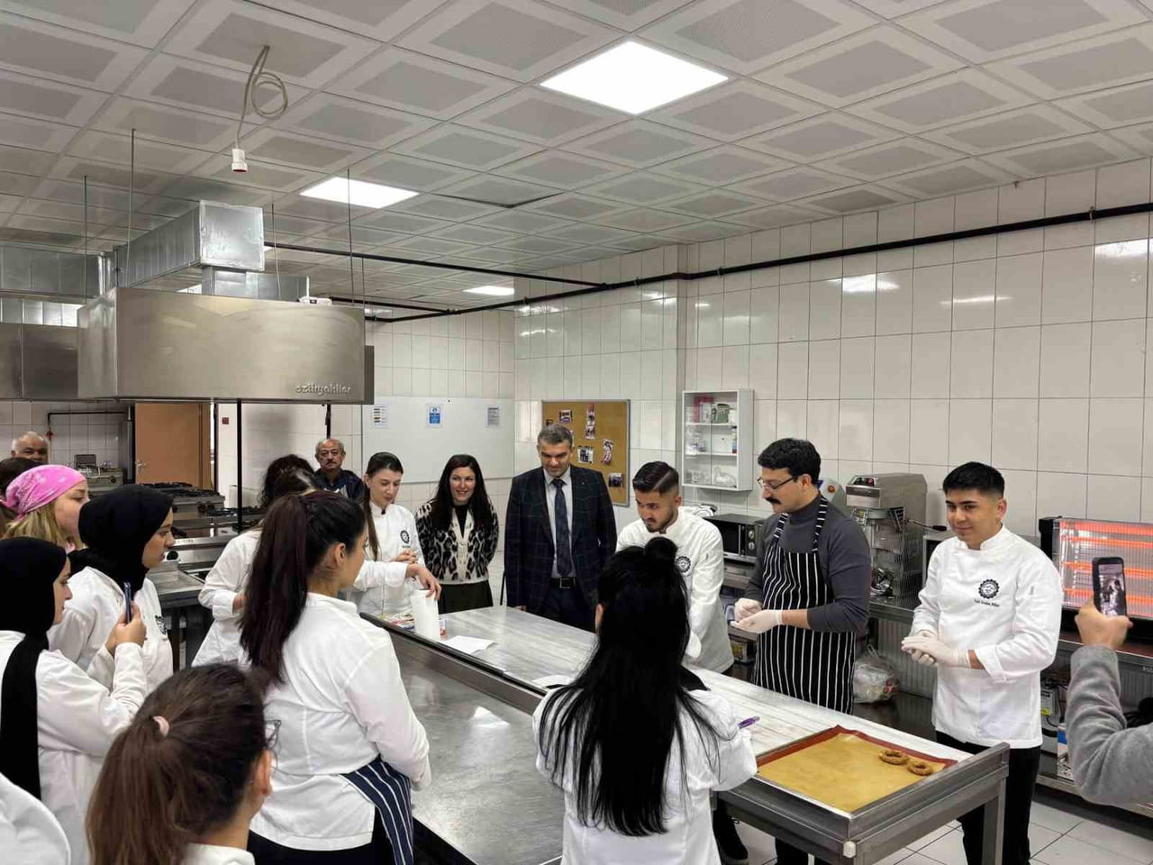 EMİRDAĞ KAYMAKAMI YASİN AKGÜL ‘KAYMAKAM MUTFAKTA’ ETKİNLİĞİNE KATILDI VE İLGİ GÖRDÜ (SAĞDAN...