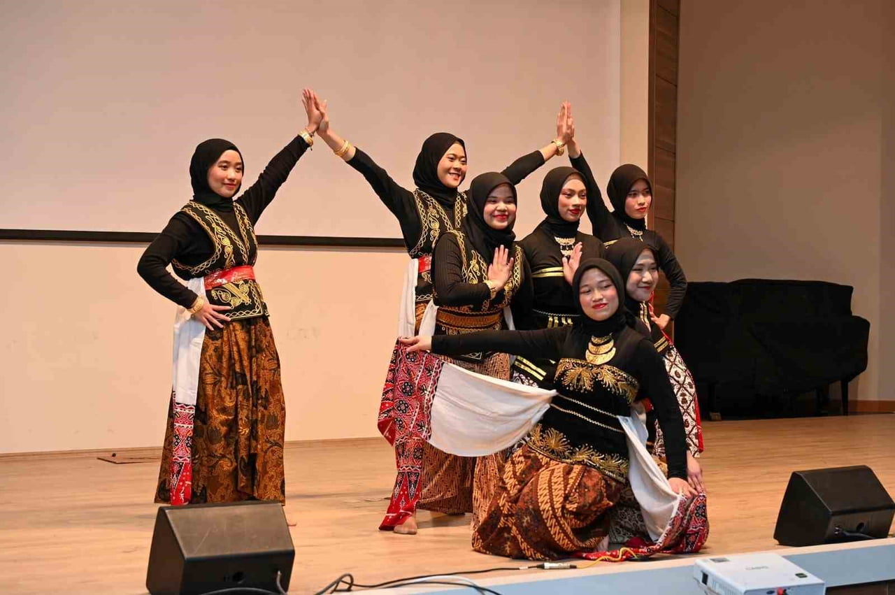 ENDONEZYA’NIN BAĞIMSIZLIK MÜCADELESİNİ KONU ALAN VE TÜRKÇE OLARAK SAHNELENEN DRAMA TİYATROSU İLE...