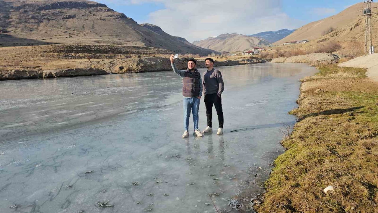 ERCİŞ İLÇESİNDE ETKİLİ OLAN DONDURUCU SOĞUKLAR NEDENİYLE ZİLAN ÇAYI DONDU.