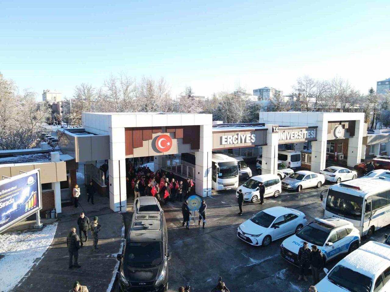 ERCİYES ÜNİVERSİTESİ (ERÜ), 17 ARALIK 2016 TARİHİNDE KAMPÜS YERLEŞKESİ ÖNÜNDEKİ OTOBÜS DURAĞINDA...