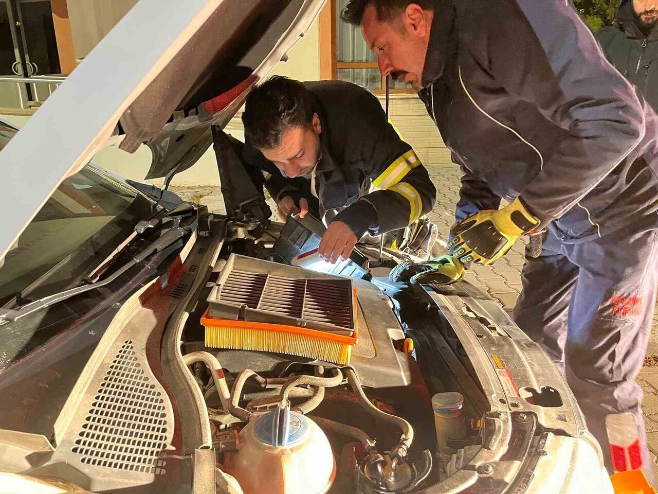 ERZİNCAN'DA ARACIN MOTOR BÖLMESİNE SIKIŞAN KEDİYİ İTFAİYE EKİPLERİ KURTARDI