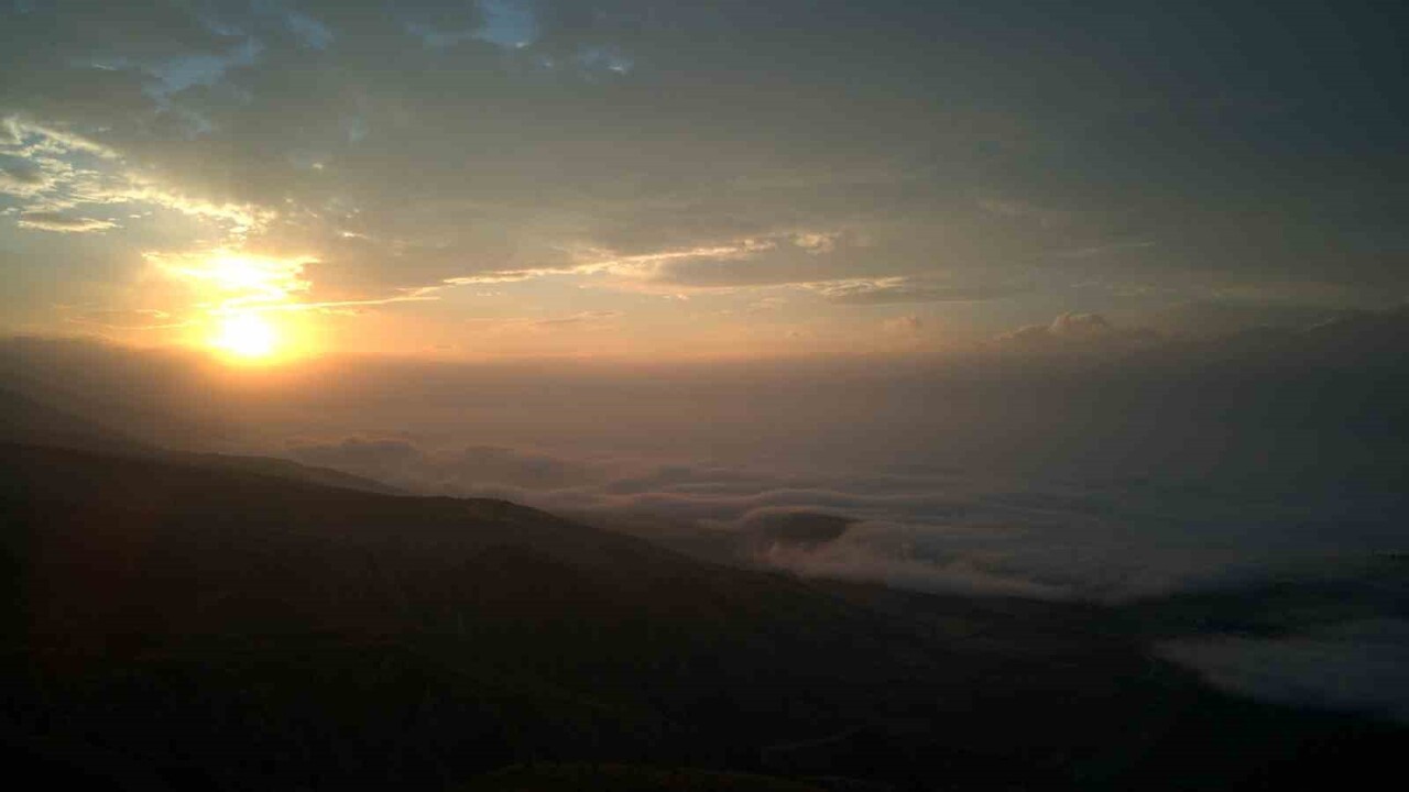ERZİNCAN’DA DOĞANIN MUHTEŞEM GÖSTERİSİ: SİS DAĞLARIN ETEKLERİNE VURDU
