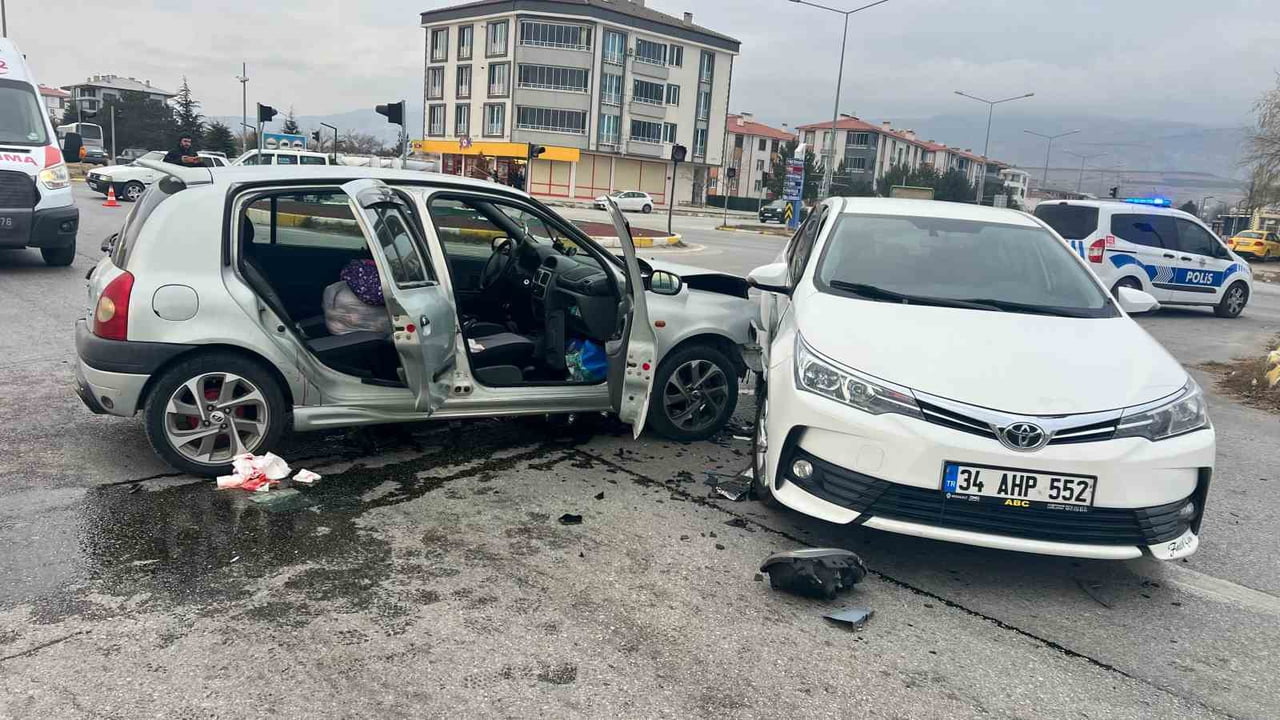 ERZİNCAN’DA İKİ OTOMOBİL ÇARPIŞTI: 2 YARALI