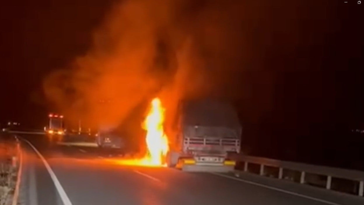 ERZİNCAN’DA SEYİR HALİNDEKİ TIR ALEV ALDI