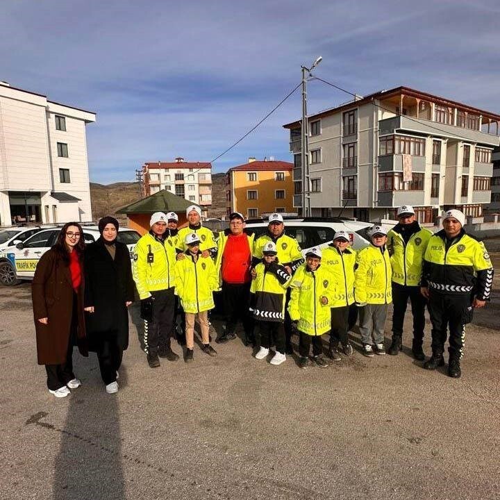 ERZİNCAN EMNİYETİNDEN ENGELLİLER GÜNÜ'NDE ÖĞRENCİLERE ÖZEL TRAFİK ETKİNLİĞİ