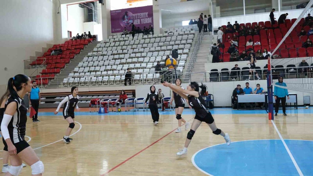 ERZİNCAN GENÇLİK VE SPOR İL MÜDÜRLÜĞÜ TARAFINDAN DÜZENLENEN VOLEYBOL OKUL SPORLARI GENÇLER İL...