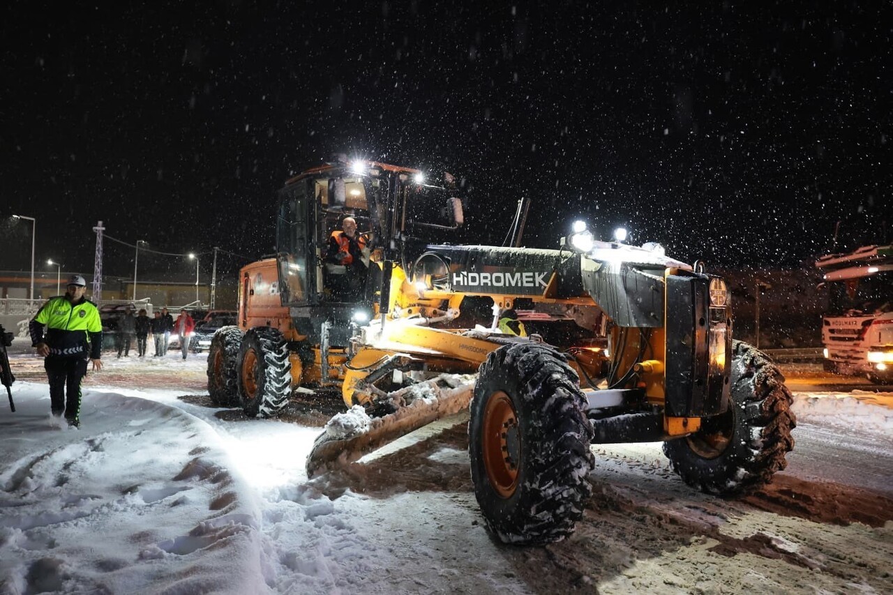 ERZİNCAN VALİSİ KARLA MÜCADELE ÇALIŞMALARINI SAHADA TAKİP ETTİ