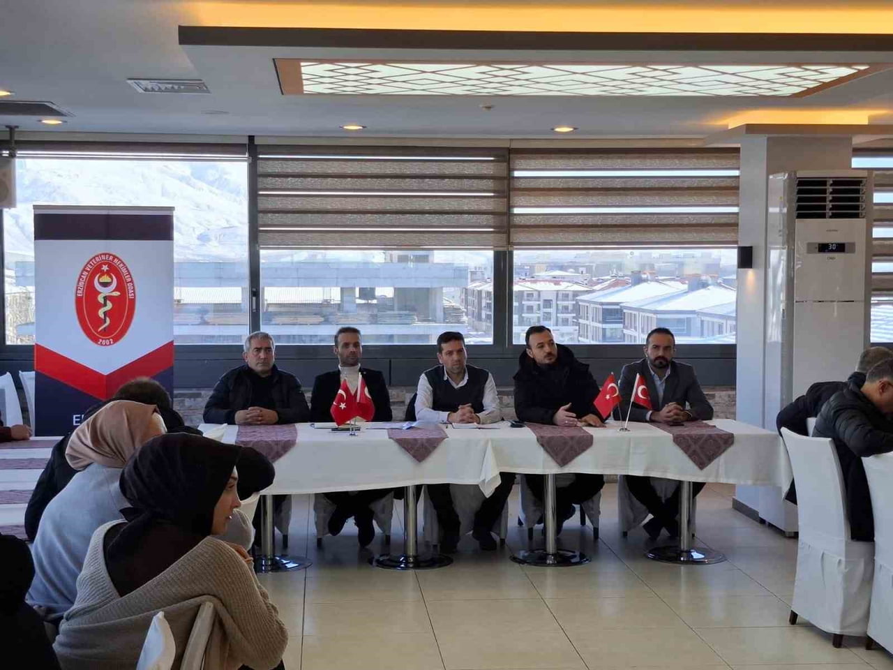 ERZİNCAN VETERİNER HEKİMLER ODASI’NIN EV SAHİPLİĞİNDE DÜZENLENEN TOPLANTIDA, KLİNİSYEN VETERİNER...