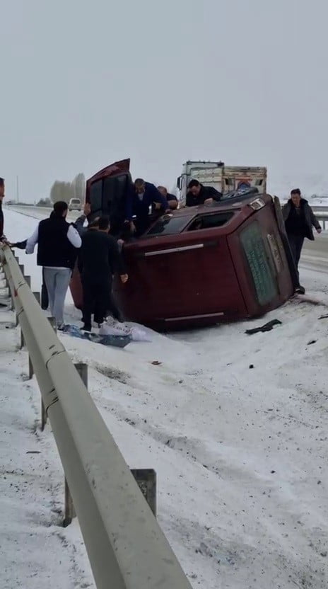 ERZURUM-AŞKALE KARA YOLUNDA DİREKSİYON HAKİMİYETİNİ KAYBEDEN TİCARİ ARAÇ DEVRİLDİ.