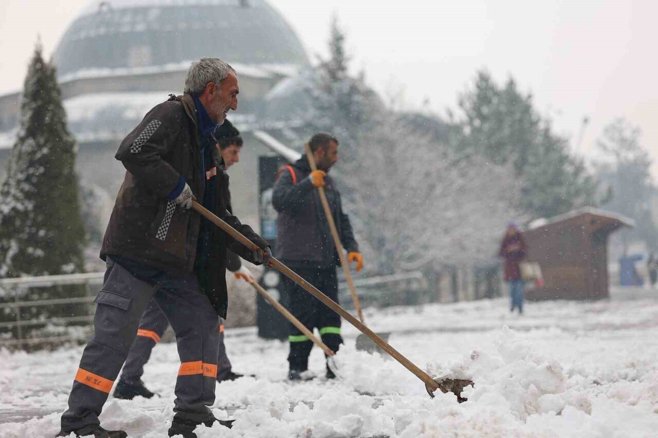 ERZURUM BÜYÜKŞEHİR BELEDİYESİ EKİPLERİ, KENT MERKEZİNDE KARLA MÜCADELE ÇALIŞMALARINI GÜN BOYUNCA...