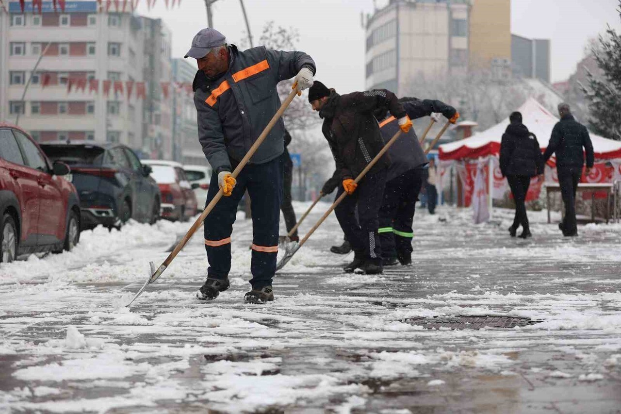ERZURUM BÜYÜKŞEHİR BELEDİYESİ EKİPLERİ, KENT MERKEZİNDE KARLA MÜCADELE ÇALIŞMALARINI GÜN BOYUNCA...