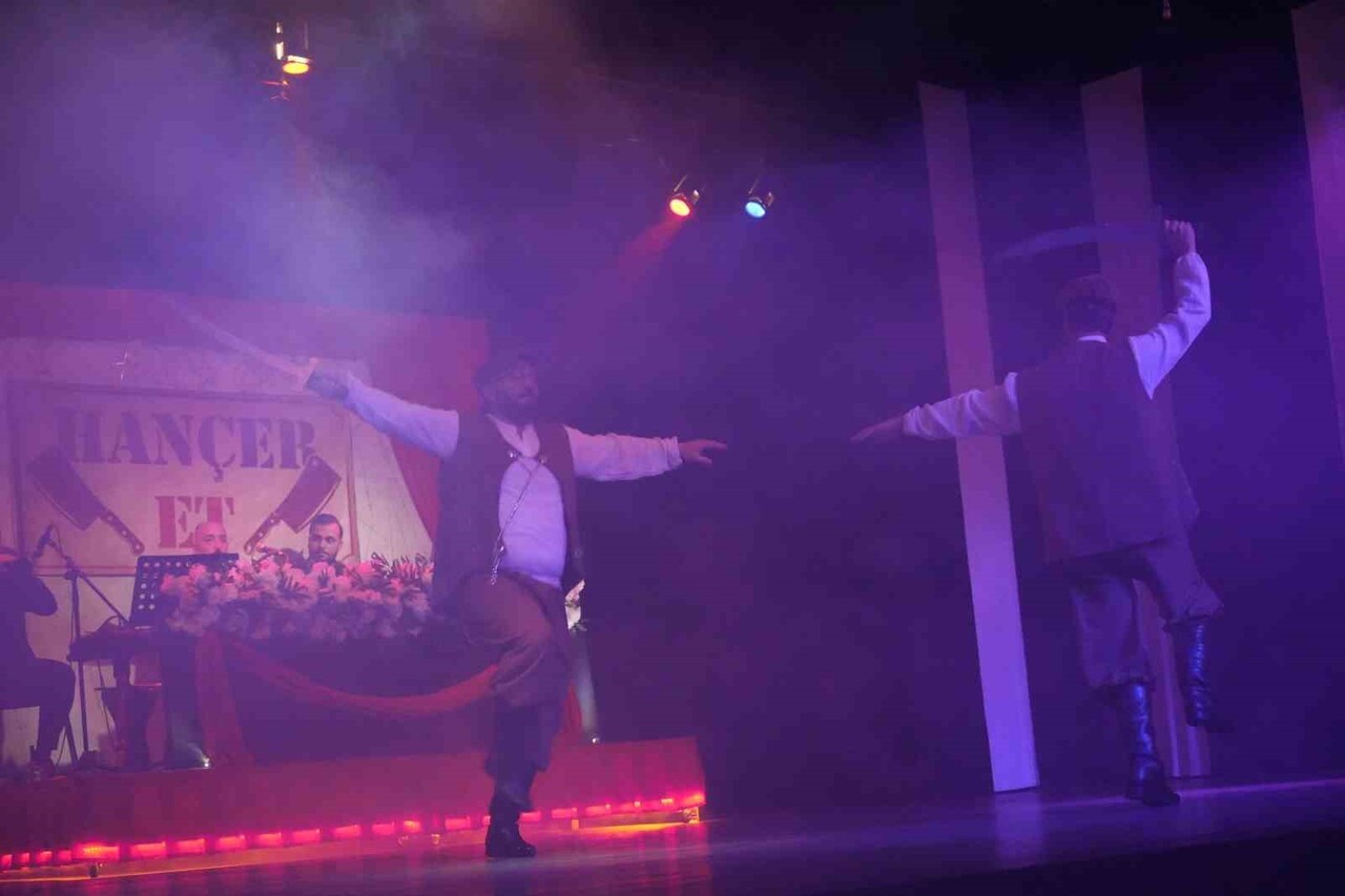 ERZURUM BÜYÜKŞEHİR BELEDİYESİ ŞEHİR TİYATROSU’NUN SAHNEYE KOYDUĞU "HANÇER HAVASI" OYUNU İLK...