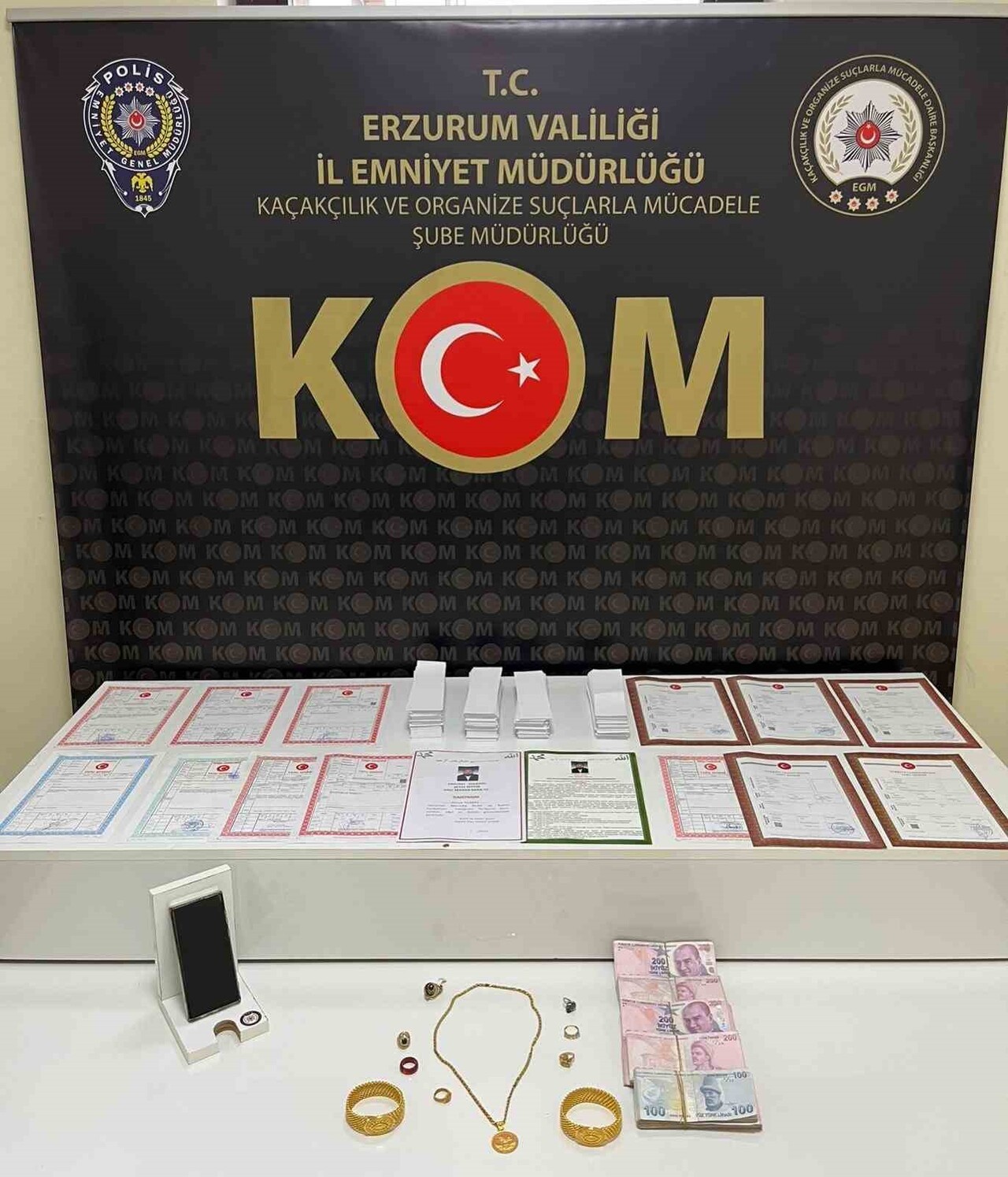 ERZURUM’DA DOLANDIRICILIK ŞÜPHESİYLE TEKNİK VE FİZİKİ TAKİBE ALINAN BİR KİŞİ DÜZENLENEN...