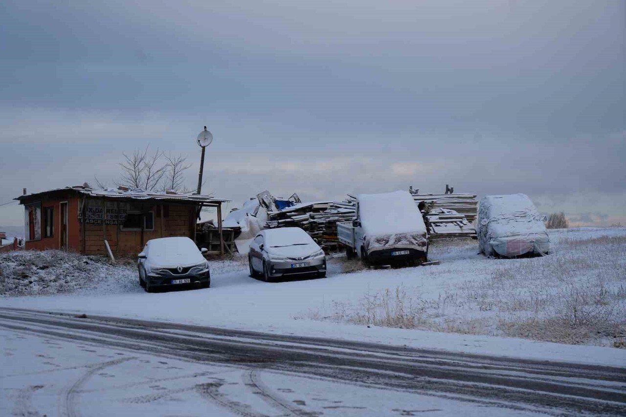 ERZURUM’DA DÜN GECE ETKİLİ OLMAYA BAŞLAYAN KAR YAĞIŞI KISA SÜRE SONRA DURDU. 3 GÜN BOYUNCA KAR...