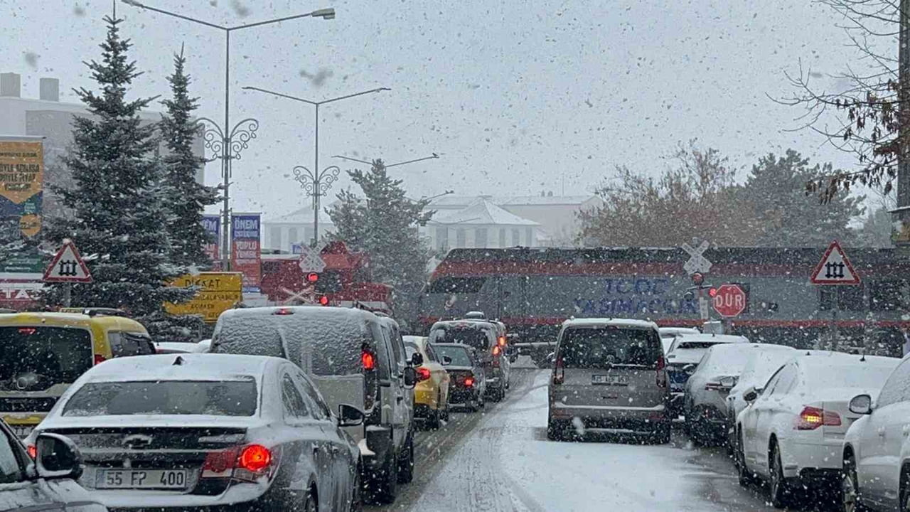 ERZURUM’DA ETKİLİ OLAN YOĞUN KAR YAĞIŞI ÇEVRE İLLERLE OLAN ULAŞIM AĞINI DA OLUMSUZ YÖNDE...