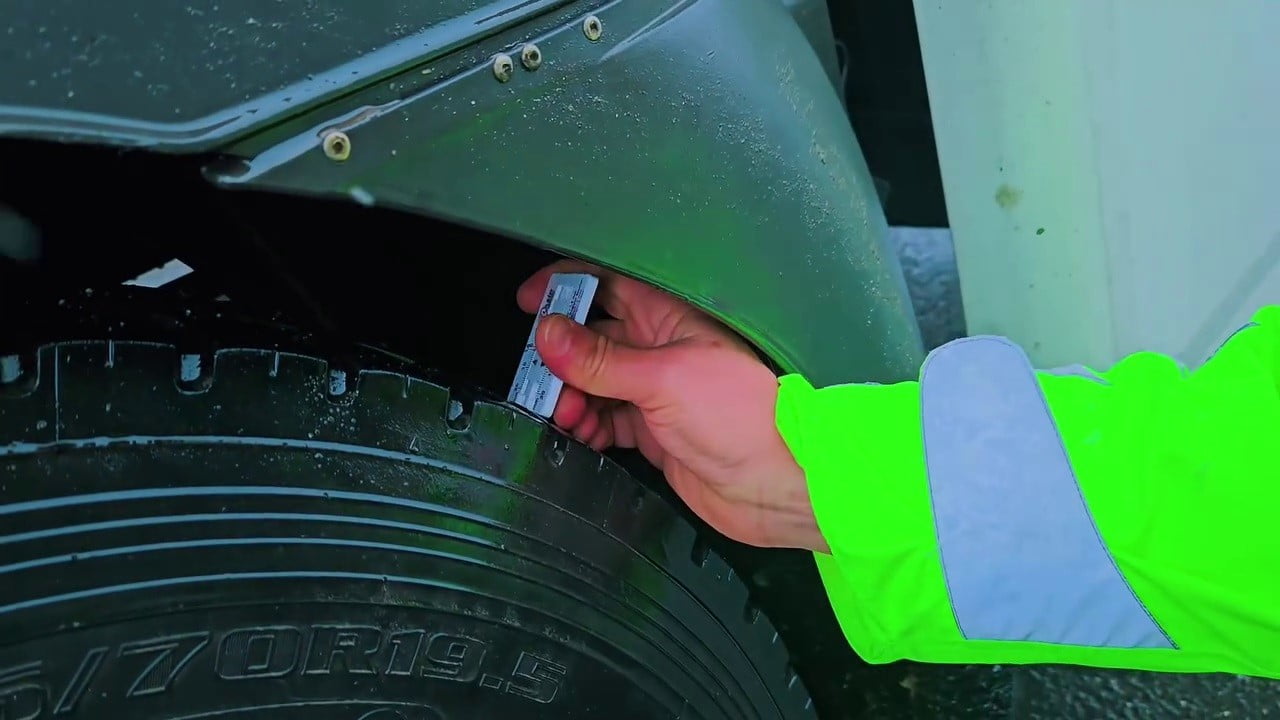 ERZURUM’DA JANDARMA TRAFİK EKİPLERİ KIŞ LASTİĞİ DENETİMİ YAPTI.