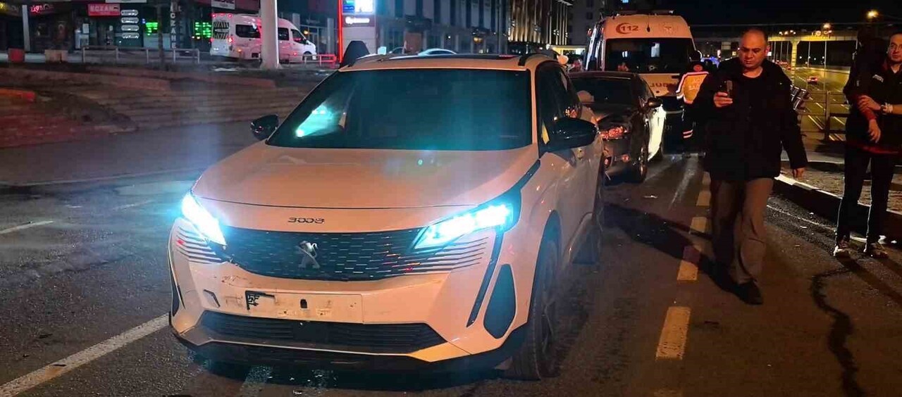 ERZURUM’DA ÜÇ ARACIN KARIŞTIĞI ZİNCİRLEME TRAFİK KAZASINDA TRAFİĞİ DURMA NOKTASINA...