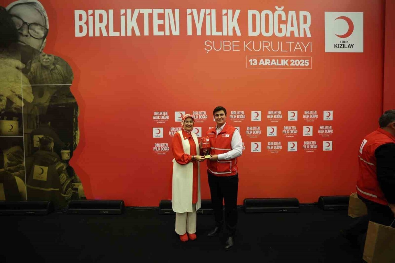 ERZURUM KIZILAY ŞUBESİ, İSTANBUL'DA DÜZENLENEN ŞUBE KURULTAYI'NDAN 3 ÖDÜLLE DÖNDÜ.