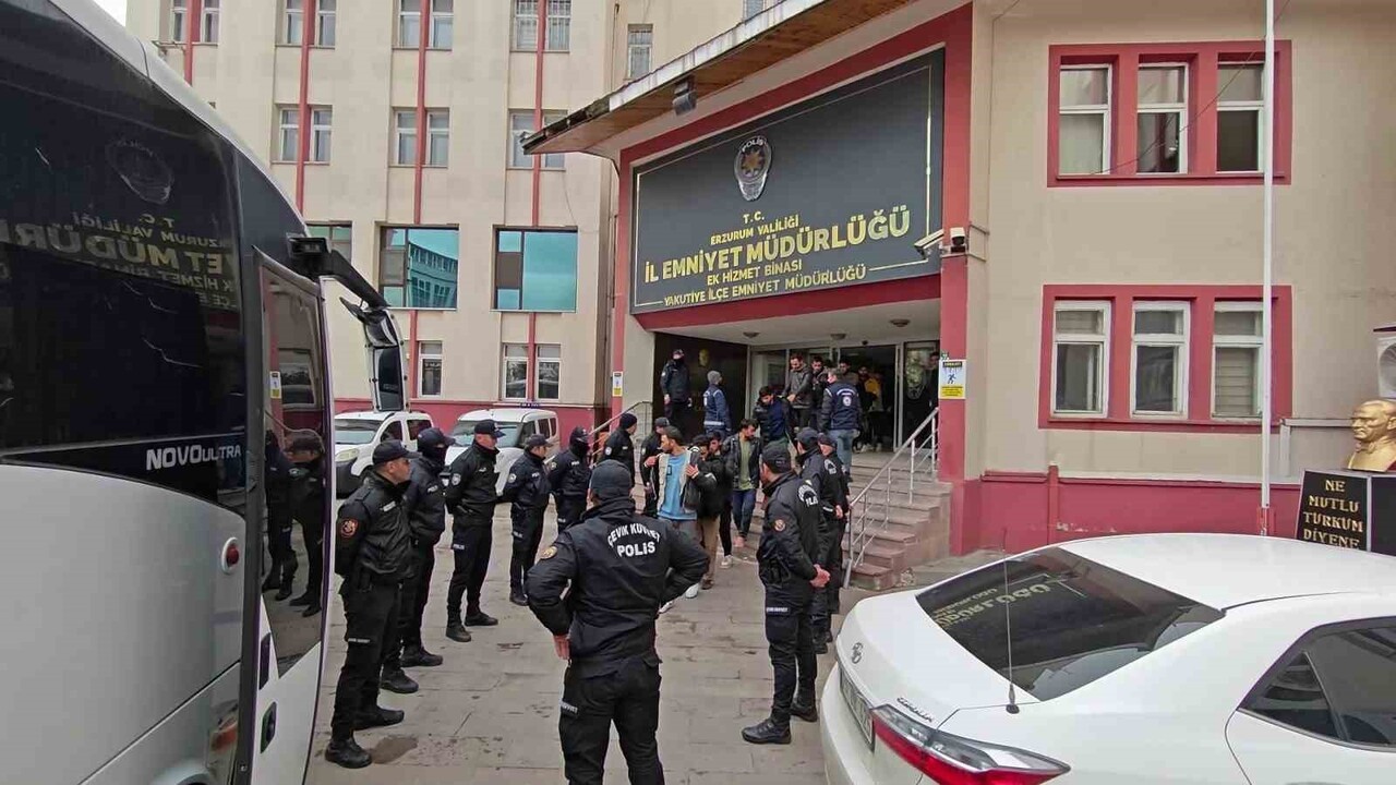 ERZURUM POLİSİ, GÖÇMEN KAÇAKÇILIĞIYLA MÜCADELE KAPSAMINDA; 73 DÜZENSİZ GÖÇMEN ŞAHIS...