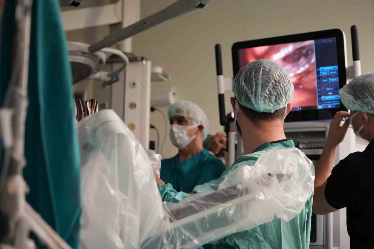 ERZURUM ŞEHİR HASTANESİ'NDE, 75 YAŞINDAKİ BİR HASTANIN GÖĞÜS BÖLGESİNDEKİ TÜMÖRLÜ KİTE, DAVİNCİ...