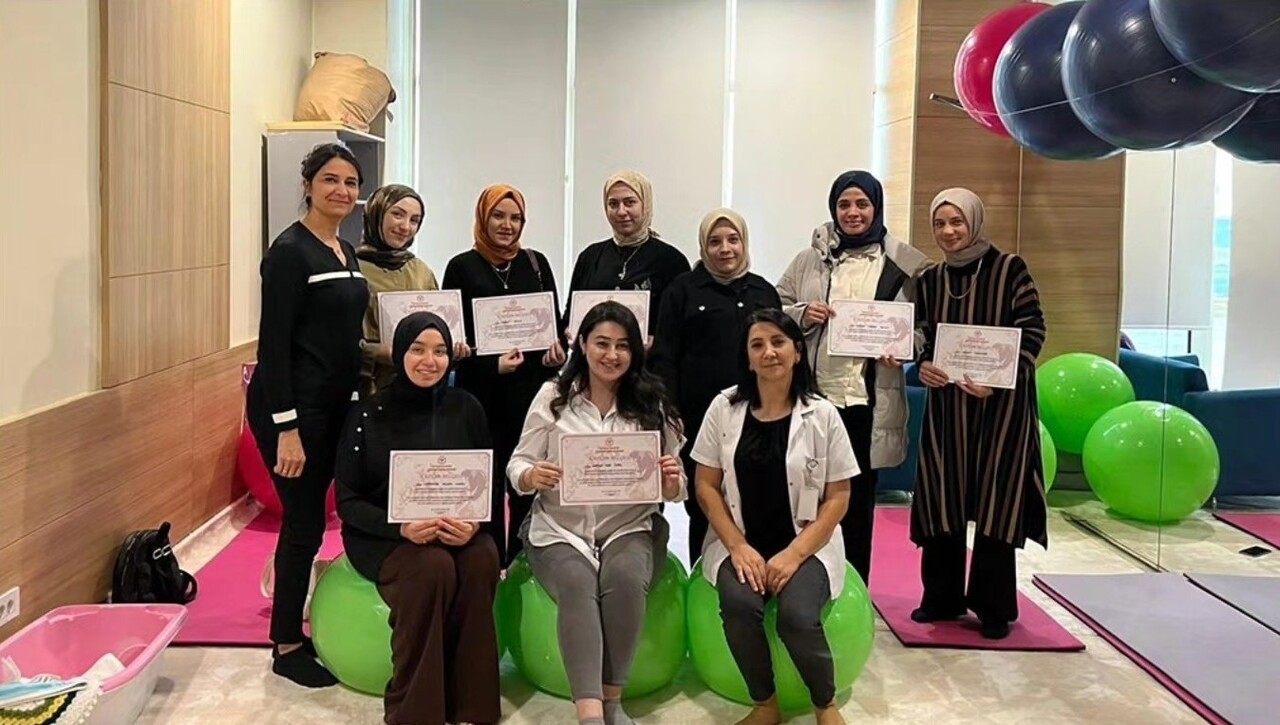 ERZURUM ŞEHİR HASTANESİ GEBE OKULU,  2025 YILI KASIM AYI İKİNCİ MEZUNLARINI VERDİ.