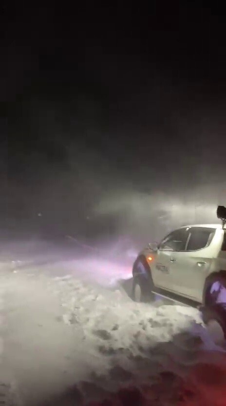 ERZURUM  TEKMAN KARAYOLUNDA KAR VE TİPİ NEDENİYLE MAHSUR KALAN ARAÇLAR MACERA OFF ROAD VE...