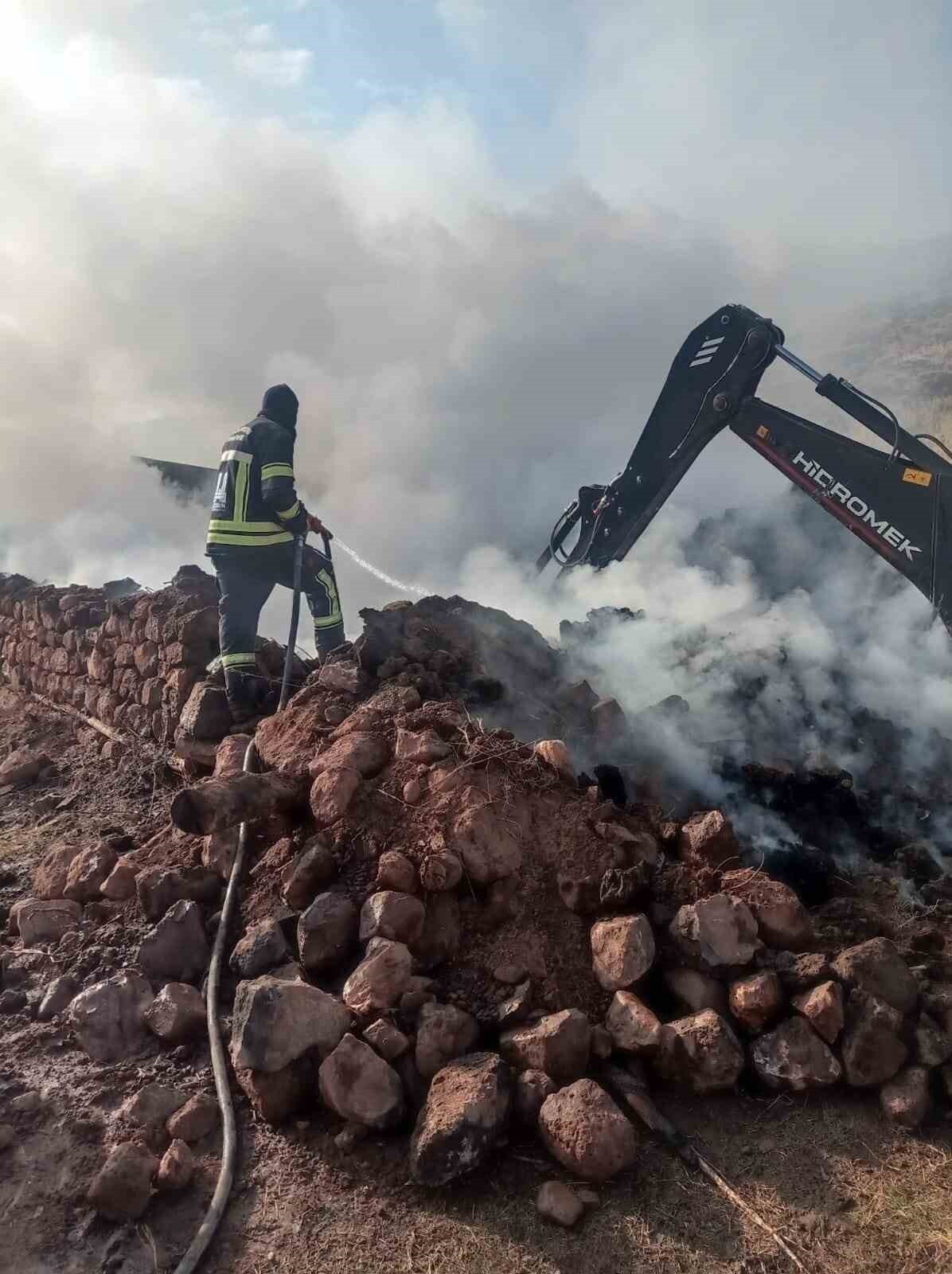 ERZURUM’UN HINIS İLÇESİNDE ÇIKAN AHIR YANGININDA 21 BÜYÜKBAŞ HAYVAN TELEF OLDU.