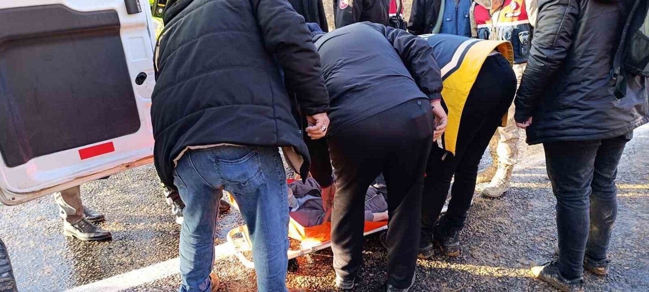 ERZURUM’UN HORASAN İLÇESİNE BAĞLI AĞILLI KÖYÜ’NE ÖĞRETMEN GÖTÜREN SERVİS MİNİBÜSÜ, SABAH...