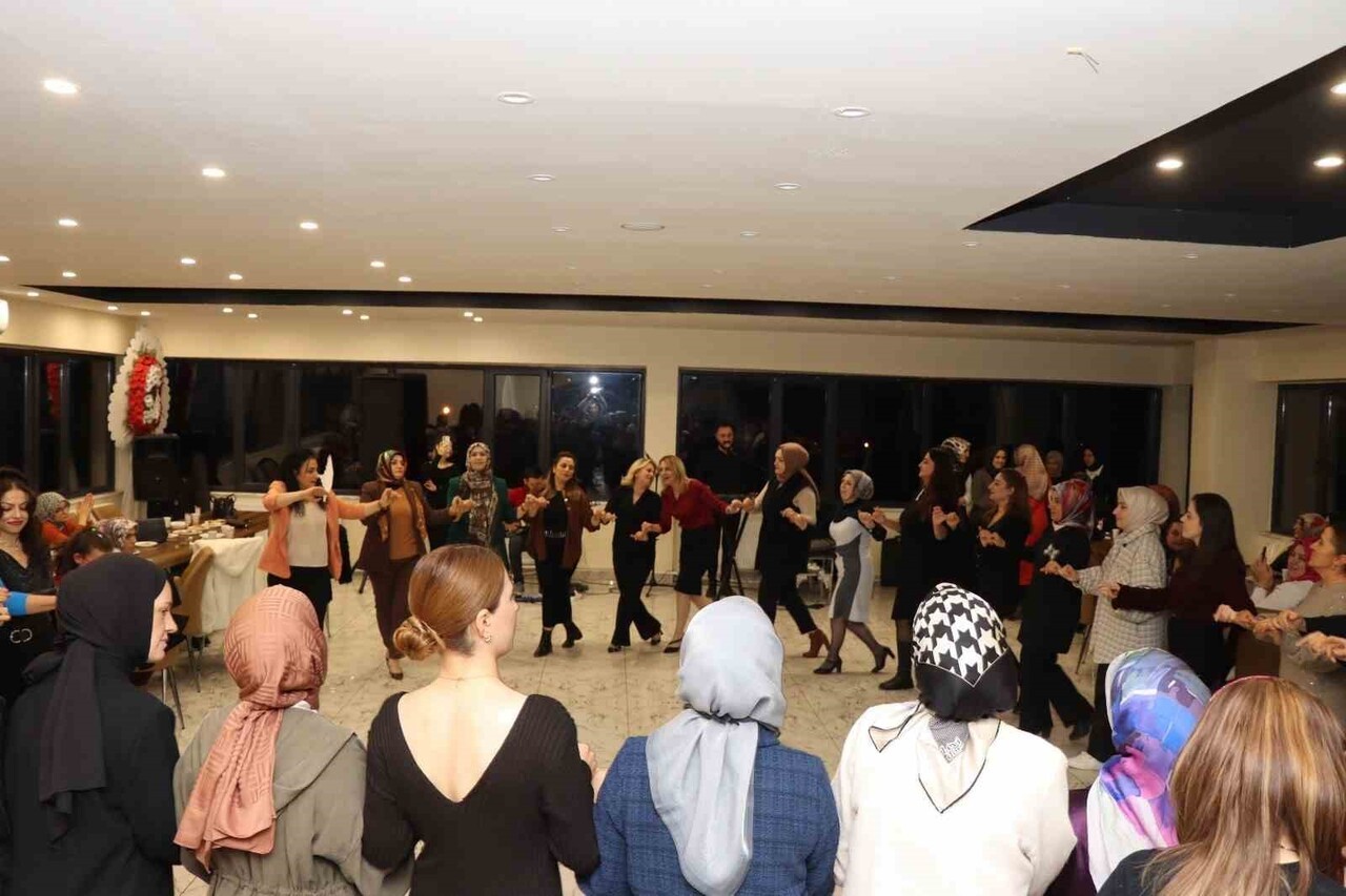 ERZURUM’UN OLTU İLÇESİNDE ÇALIŞAN KADINLAR, KENDİLERİNE MORAL VE MOTİVASYON SAĞLAYAN KEYİFLİ BİR...