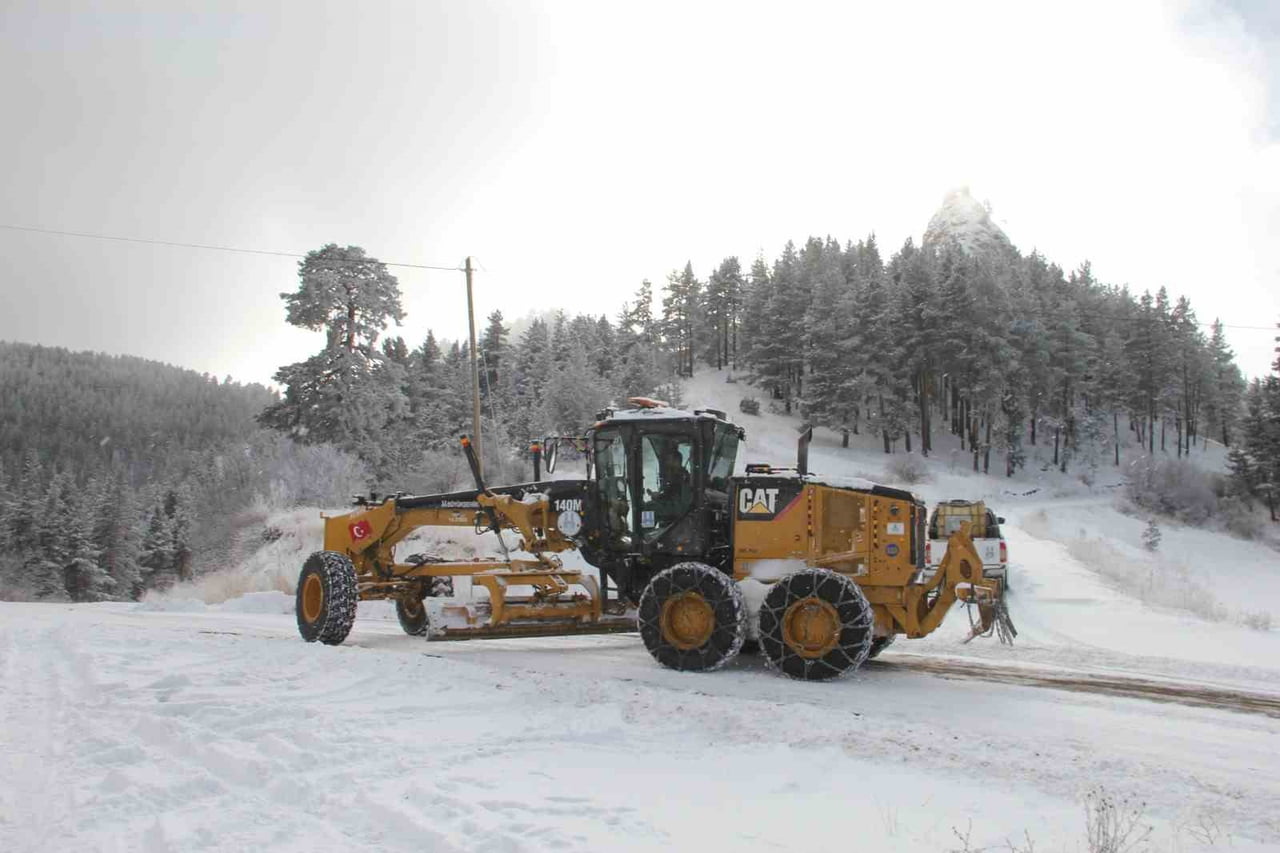 ERZURUM’UN OLTU İLÇESİNDE DÜN ETKİLİ OLAN YOĞUN KAR YAĞIŞI NEDENİYLE 35 MAHALLE YOLU ULAŞIMA...