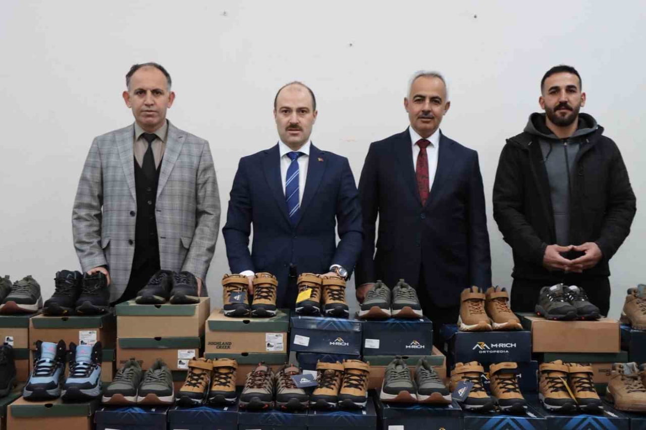 ERZURUM’UN OLTU İLÇESİNDE HAYIRSEVER İŞ İNSANI SÜLEYMAN ŞAHİN TARAFINDAN, İLÇEDEKİ İHTİYAÇ SAHİBİ...