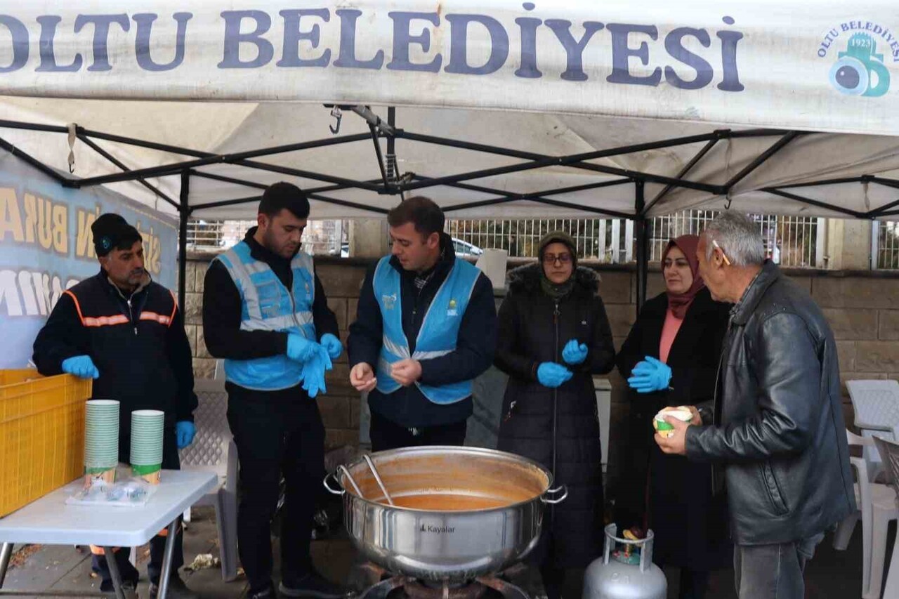 ERZURUM’UN OLTU İLÇESİNDE SOĞUK KIŞ GÜNLERİNDE HEM PAZARCI ESNAFININ HEM DE VATANDAŞLARIN İÇİNİ...