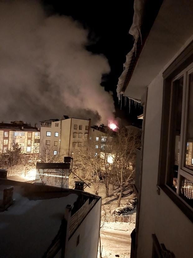 ERZURUM’UN UZUNDERE İLÇESİNDE, HENÜZ BELİRLENEMEYEN BİR NEDENLE BİR BİNANIN ÇATI KATINDA YANGIN...