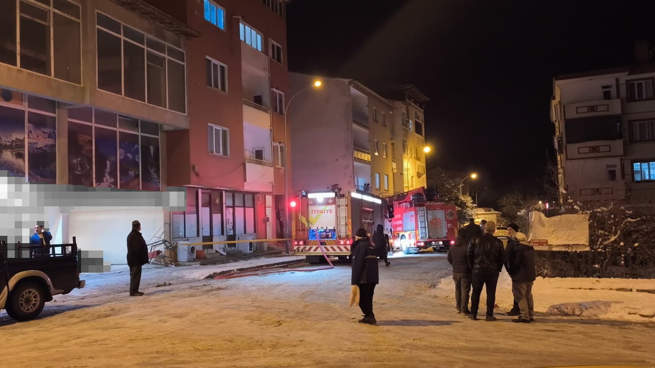 ERZURUM’UN UZUNDERE İLÇESİNDE, HENÜZ BELİRLENEMEYEN BİR NEDENLE BİR BİNANIN ÇATI KATINDA YANGIN...