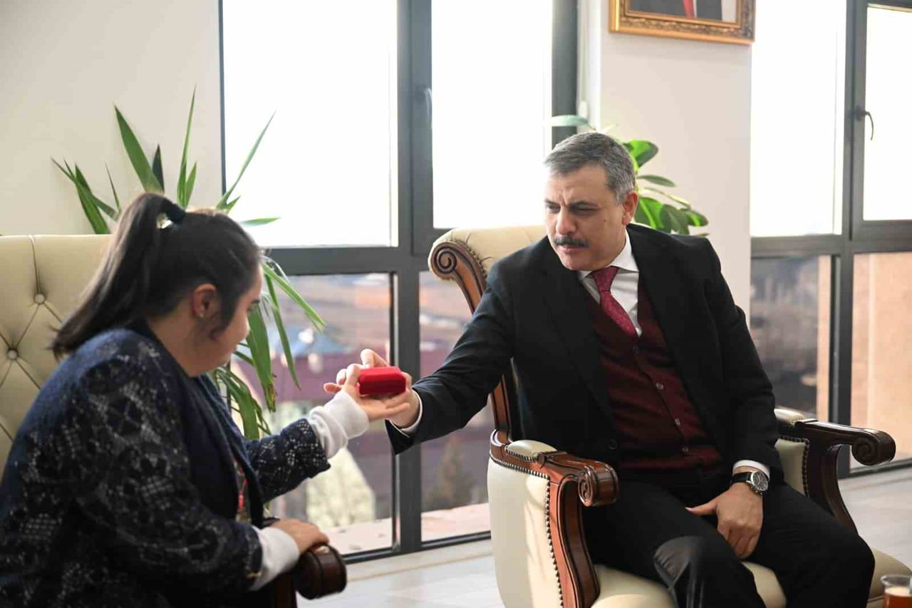 ERZURUM VALİSİ MUSTAFA ÇİFTÇİ, DOWN SENDROMLU KISMET PALA'YI ZİYARET EDEREK SAMİMİ VE NEŞELİ BİR...