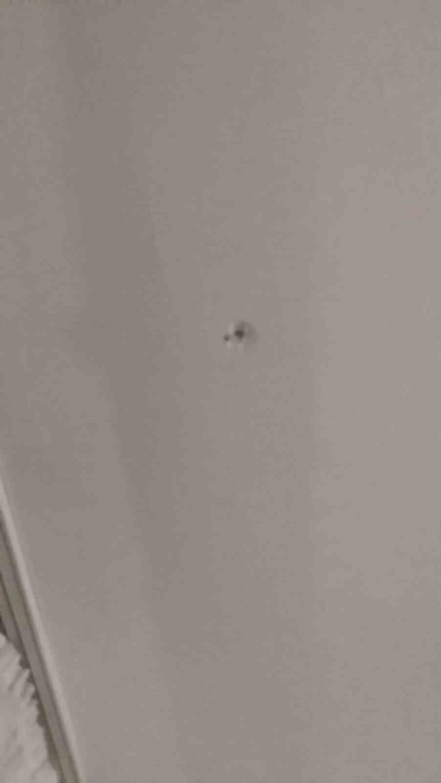 ESENYURT'TA ALKOLLÜ MAGANDA PANİĞİ: EVİN CAMINA KURŞUN İSABET ETTİ