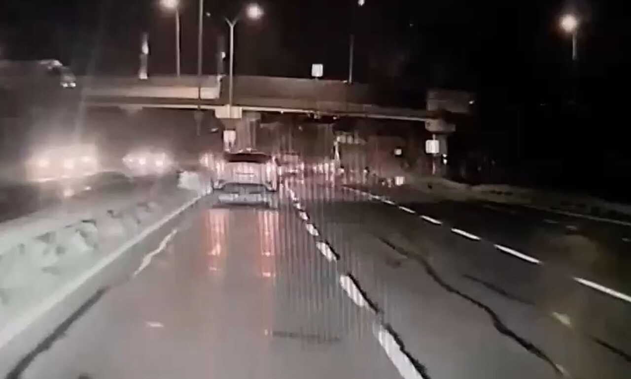 ESENYURT'TA ALKOLLÜ OLDUĞU İDDİA EDİLEN KAMYON SÜRÜCÜSÜNÜN KURYEYE ÇARPMA ANI SANİYE SANİYE ARAÇ...