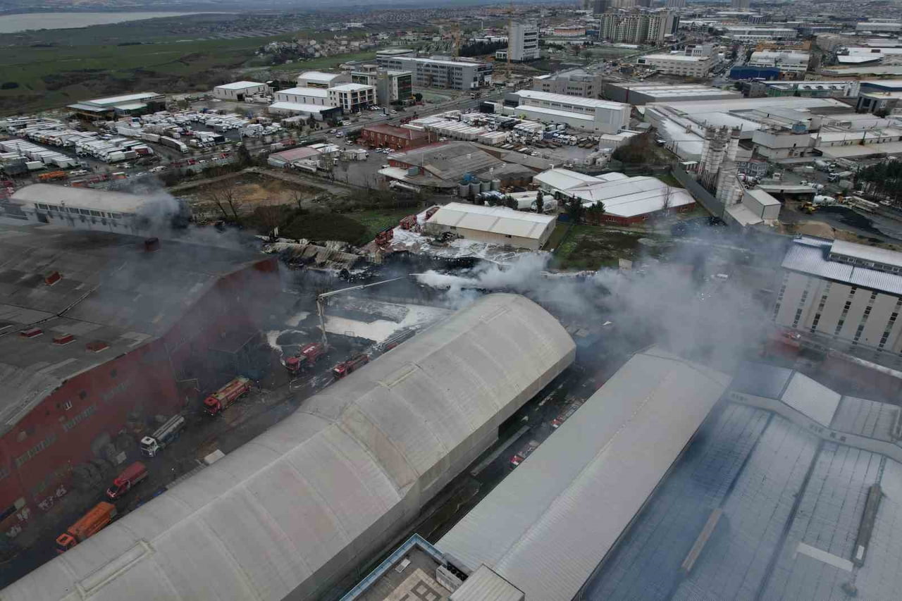 ESENYURT'TA GECE SAATLERİNDEN BERİ DEVAM EDEN HIRDAVAT FABRİKASINDA BAŞLAYAN YANGIN GÜNDÜZ DE ...
