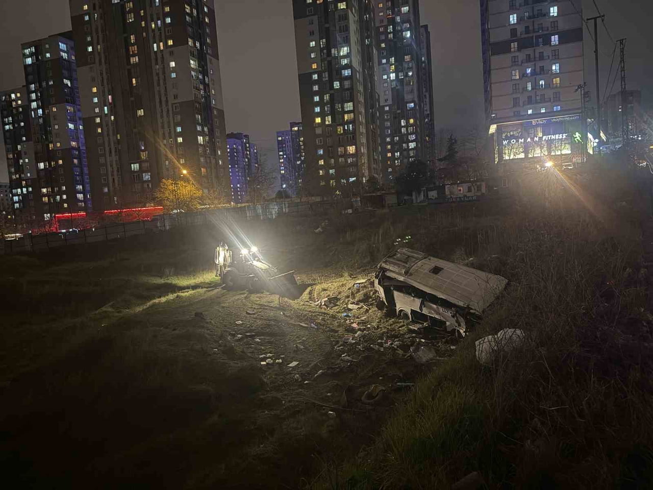 ESENYURT'TA KONTROLDEN ÇIKAN SERVİS MİNİBÜSÜNÜN ŞARAMPOLE YUVARLANDIĞI YER