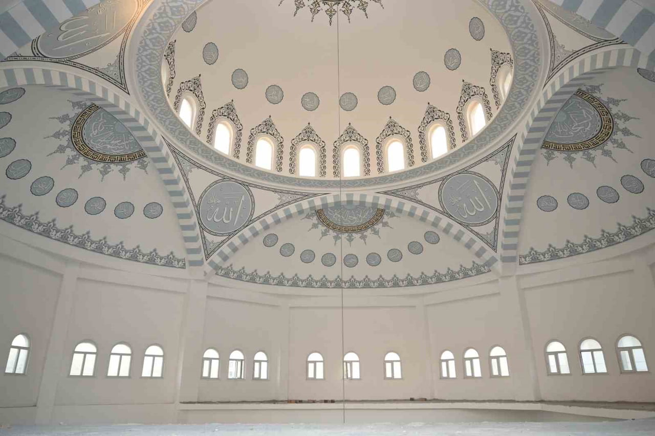 ESENYURT BELEDİYE BAŞKAN VEKİLİ CAN AKSOY, SEKİZ YILDIR ATIL DURUMDA BULUNAN AZAD TOPUZ CAMİİ'NDE...